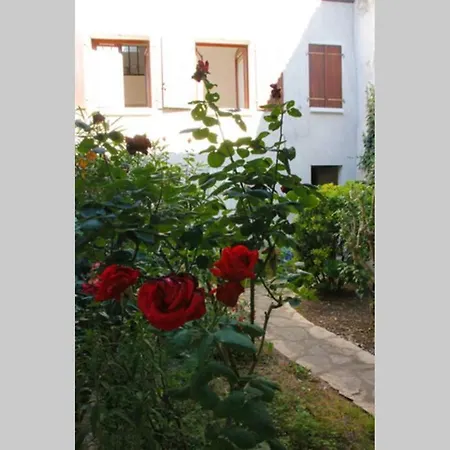 Superbe Duplex De 70m2 Avec 2 Chambres En Hyper Centre Au Calme Sur Cour Classe 3 Etoiles Avec Parking En Option Apartment La Rochelle (Charente-Maritime)