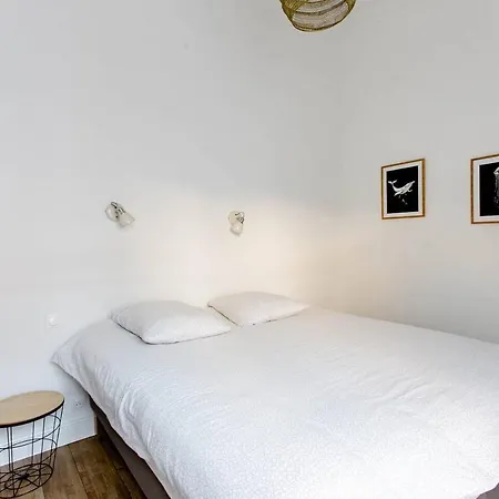 Superbe Duplex De 70m2 Avec 2 Chambres En Hyper Centre Au Calme Sur Cour Classe 3 Etoiles Avec Parking En Option La Rochelle (Charente-Maritime)